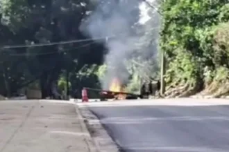 Moradores bloqueiam Estrada dos Alvarenga após corte de energia