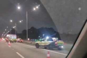 Carreta e carro colidem na Anchieta e motorista foge
