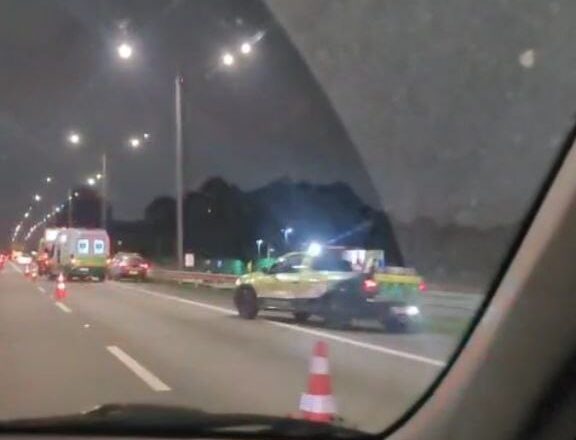 Carreta e carro colidem na Anchieta e motorista foge