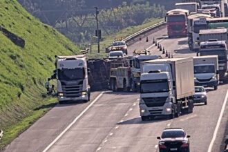 Caminhão tomba no Rodoanel e gera congestionamento do Km 49 ao 54