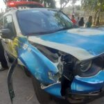 Motocicleta estava sendo perseguida pela viatura quando colidiu com outra; após o impacto, a moto ainda bateu em um veículo estacionado