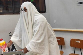Vereador de Mauá questiona Prefeitura sobre contrato de iogurte e se veste de fantasma