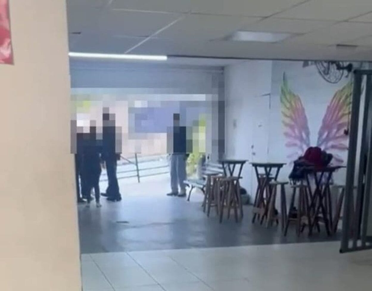 Mãe de aluno agride verbalmente educadora que impediu filho de entrar em colégio particular em SBC