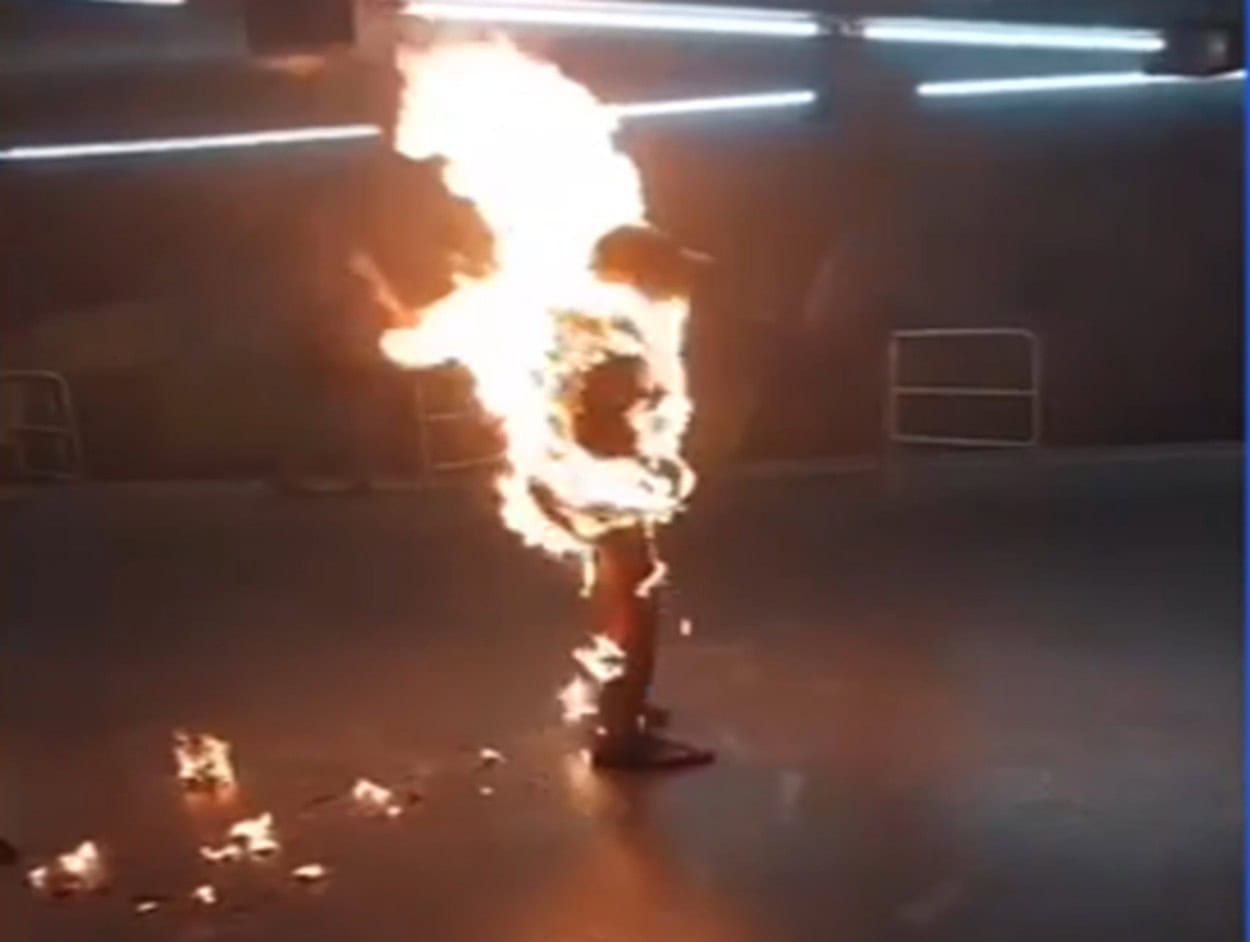 Funcionários do Metrô São Bento  utilizam extintores para conter o fogo e o indivíduo é levado ao hospital