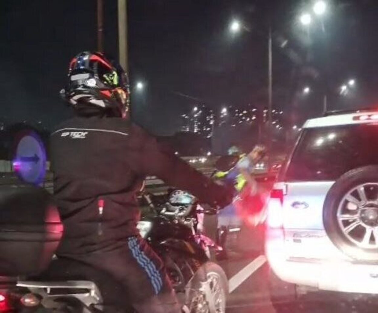 Colisão entre carro e moto deixa vítima ferida na Anchieta 
