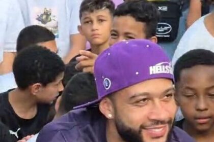 Memphis Depay vira figura carimbada em São Bernardo e visita ONG no Demarchi