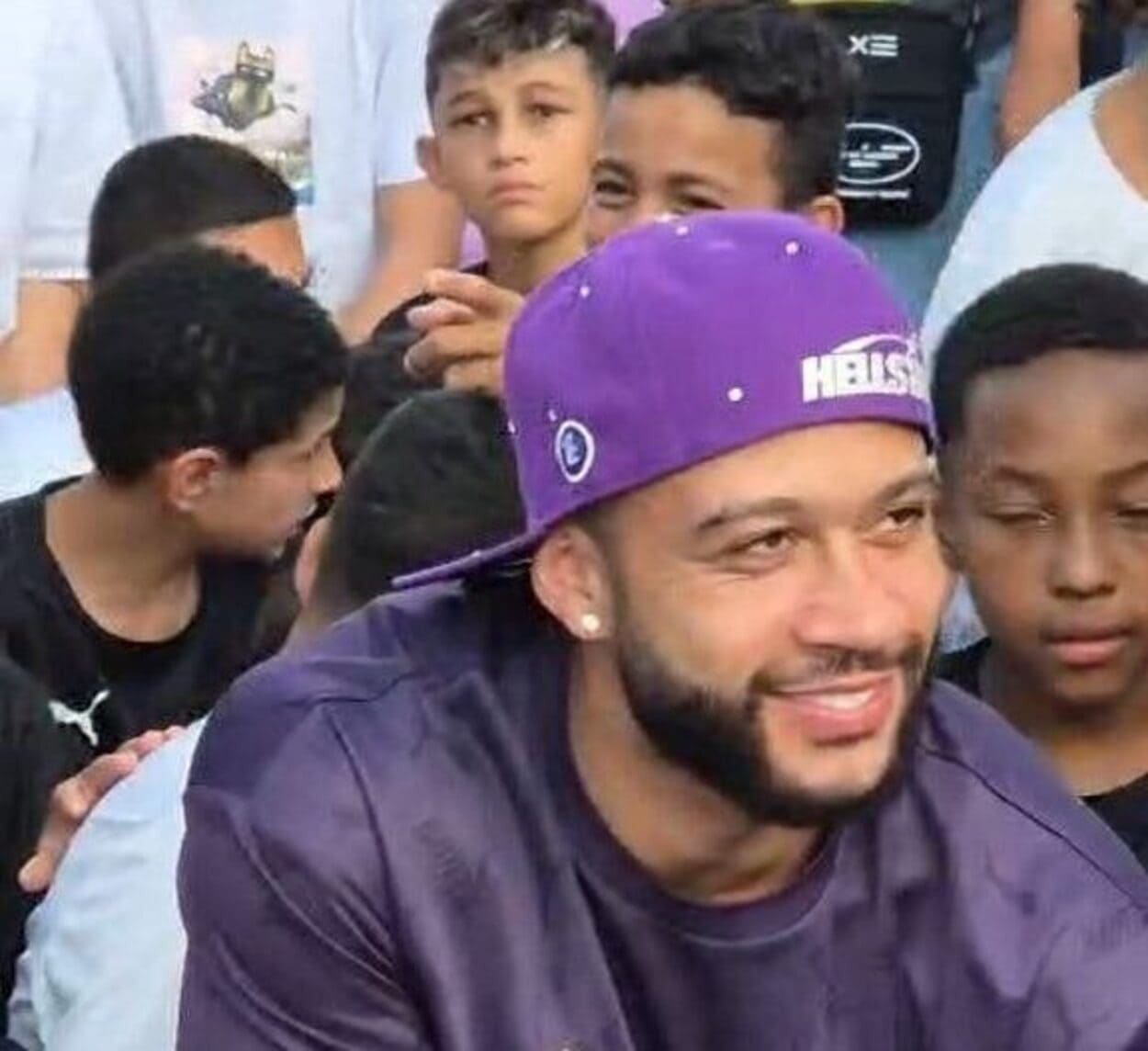 Memphis Depay vira figura carimbada em São Bernardo e visita ONG no Demarchi