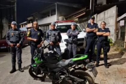PM e GCM de São Bernardo recuperam moto roubada que era desmontada em mata