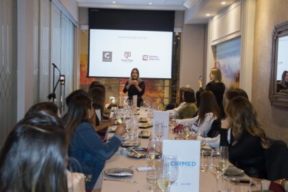Especialista em saúde íntima orienta mulheres em evento do LIDE Grande ABC