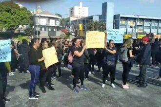 Profissionais da educação paralisam atividades e fazem protesto em Mauá