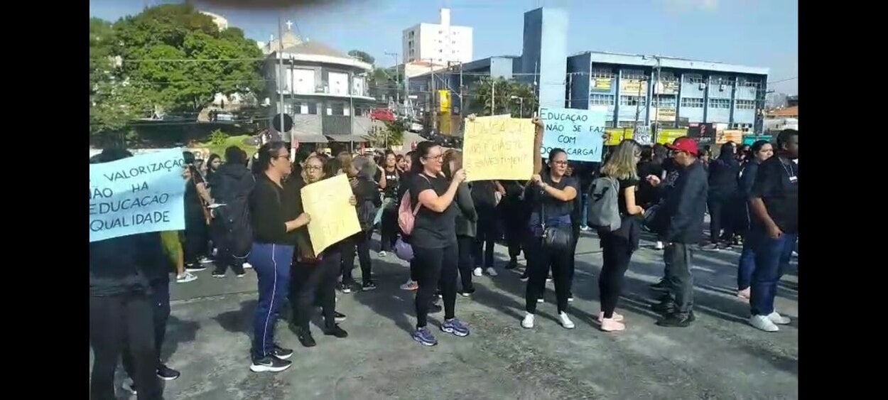 Profissionais da educação paralisam atividades e fazem protesto em Mauá