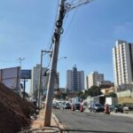 Após cobrar cerca de R$ 20 mil por readequação de poste, Enel deixa outro torto no km 16 da Anchieta