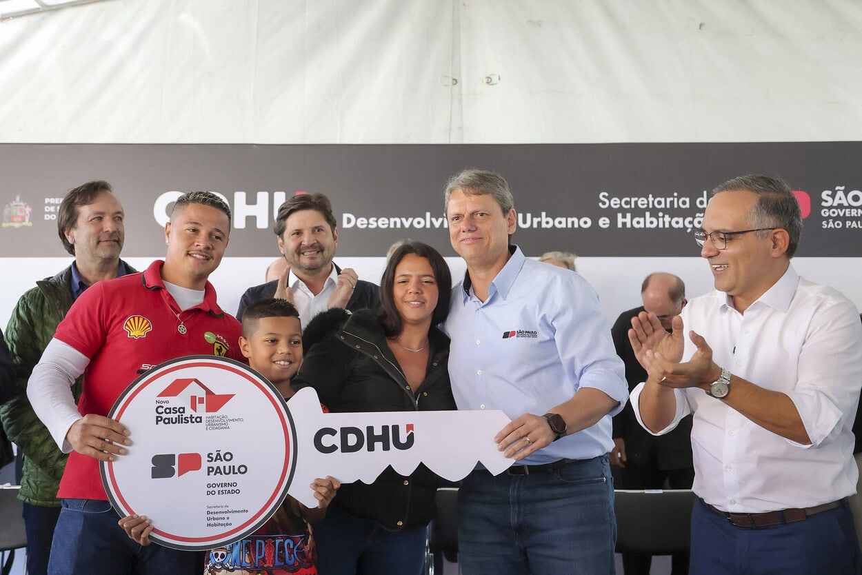 Ao lado do prefeito Marcelo Lima, Governador Tarcísio entrega chaves de 120 moradias em São Bernardo