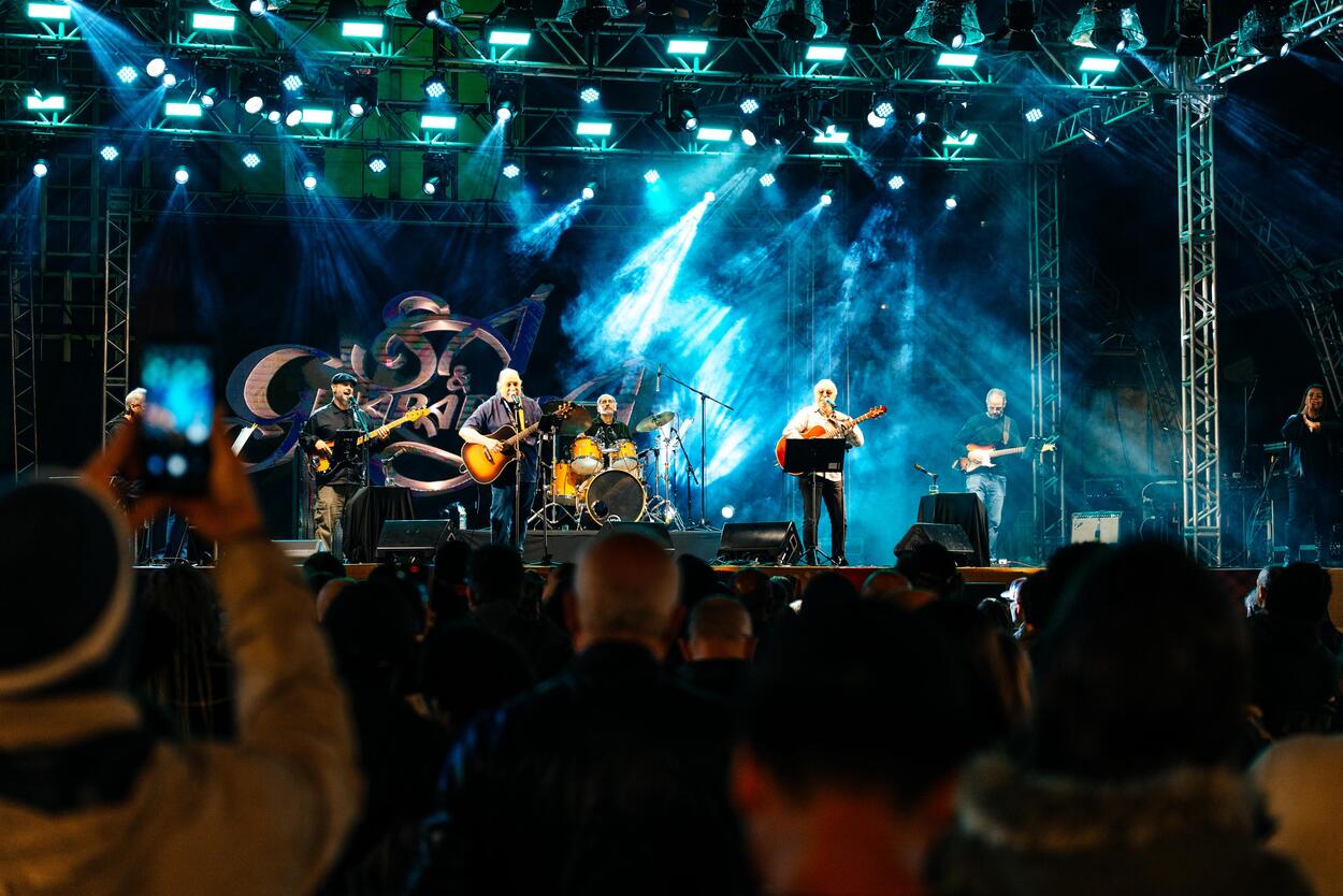 Festa contou com levantamento do mastro dos santos juninos, benção do Padre Gregório e show de Sá & Guarabyra  
