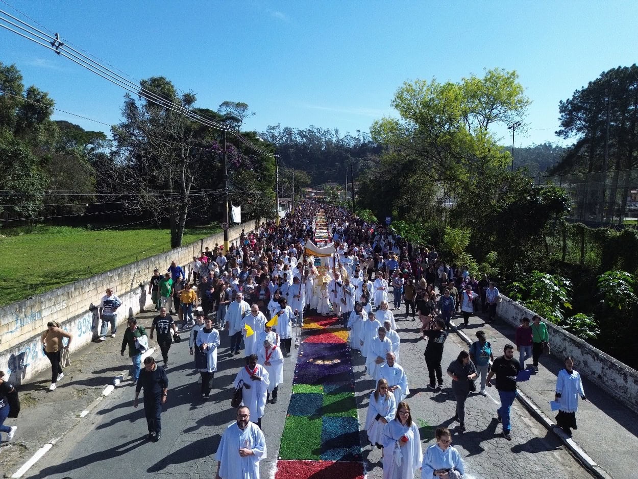Celebração reuniu mais de 3 mil fiéis com missa, procissão e tapetes artesanais; comunidade das paróquias unida na expressão da fé católica