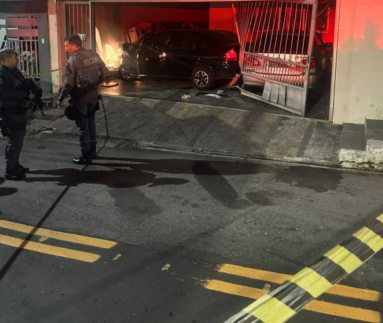 Criminosos em fuga invadem residência após desobedecerem ordem de parada da ROCAM