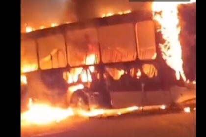 Vandalismo orquestrado: ônibus é consumido pelo fogo em Santo André