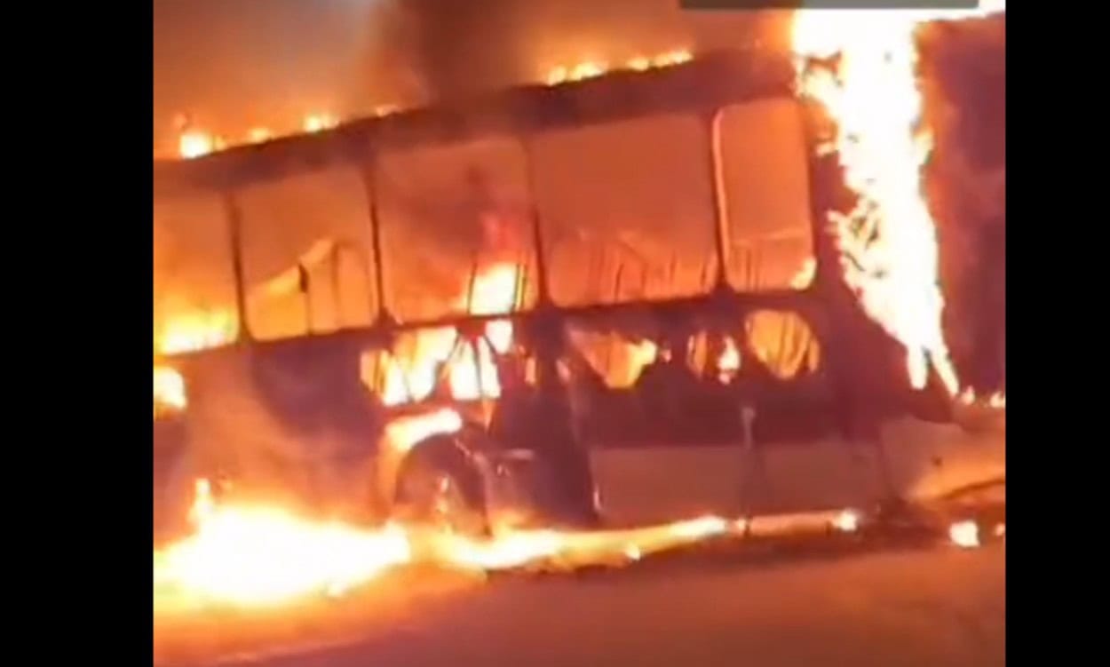 Vandalismo orquestrado: ônibus é consumido pelo fogo em Santo André