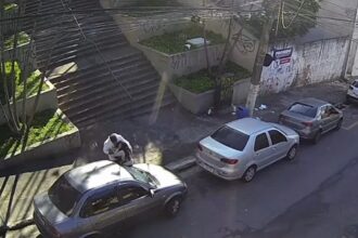 Homem puxa cabelo de companheira durante discussão na rua e é preso em São Caetano