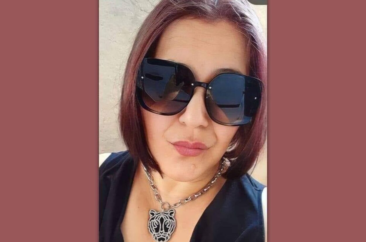 A Justiça concedeu a liberdade provisória a Thalita Maria Cunha, de 33 anos, que confessou ter tirado a vida da própria mãe, Fernanda Soares Cunha, de 52 anos, por estrangulamento. A decisão foi tomada durante a audiência de custódia, onde a juíza responsável pelo caso entendeu que o crime pode ter ocorrido em resposta a uma suposta agressão da vítima contra a filha. Thalita se entregou à polícia e cooperou com as investigações desde o início.De acordo com o advogado de defesa de Thalita, a decisão judicial levou em consideração a possibilidade de a acusada ter agido em legítima defesa. O pai de Thalita e viúvo de Fernanda, em entrevista à TV Record corroborou a versão da defesa, afirmando que a vítima apresentava comportamentos agressivos devido ao consumo excessivo de medicamentos junto com álcool. O advogado também destacou que Fernanda tinha um histórico de ser uma pessoa difícil e que, no dia do ocorrido, teria tido um surto psicótico. Ele revelou que Fernanda chegou a tentar registrar um Boletim de Ocorrência contra a filha antes do incidente, mas foi alertada pela polícia sobre a seriedade da situação. A investigação agora deve se aprofundar para esclarecer as circunstâncias do ocorrido, mas a ausência de antecedentes criminais de Thalita e a possível reação a uma agressão foram fatores determinantes para a decisão da Justiça. Thalita responderá ao processo em liberdade, aguardando as próximas etapas da investigação. O ABCD Jornal entrou em contato com o Ministério Público e aguarda retorno para atualizar a reportagem