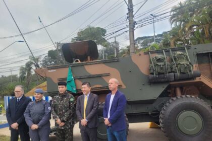 Prefeito Taka “batiza” blindado do Exército neste feriado de 9 de julho de 25