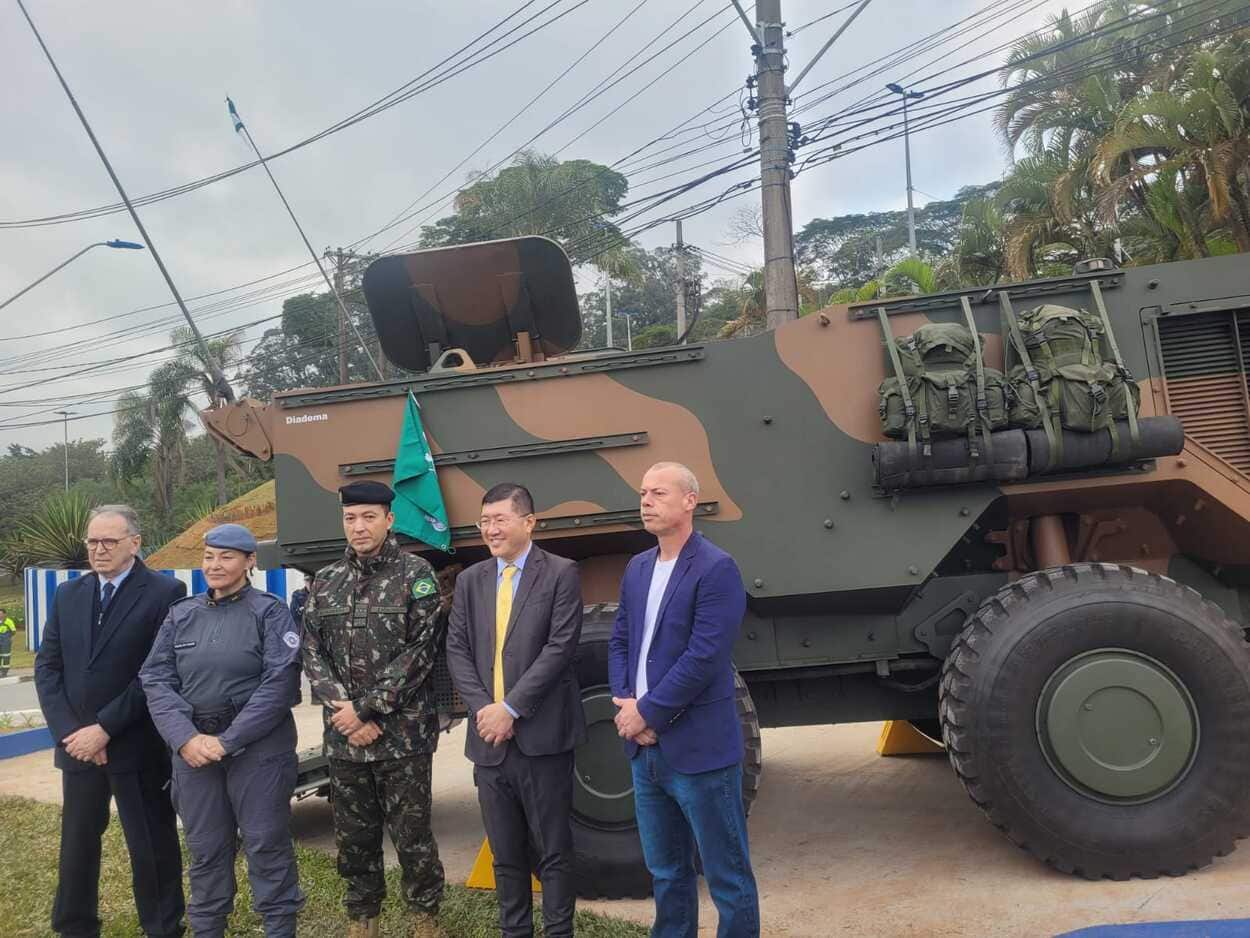 Prefeito Taka “batiza” blindado do Exército neste feriado de 9 de julho de 25