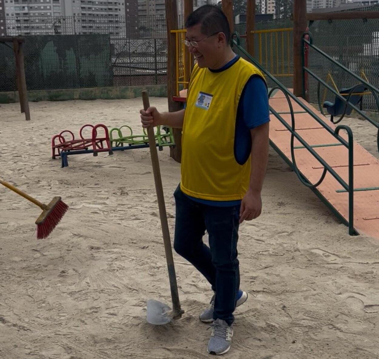 Mão na enxada: Prefeito Taka se une a 200 voluntários para revitalizar escola em Diadema