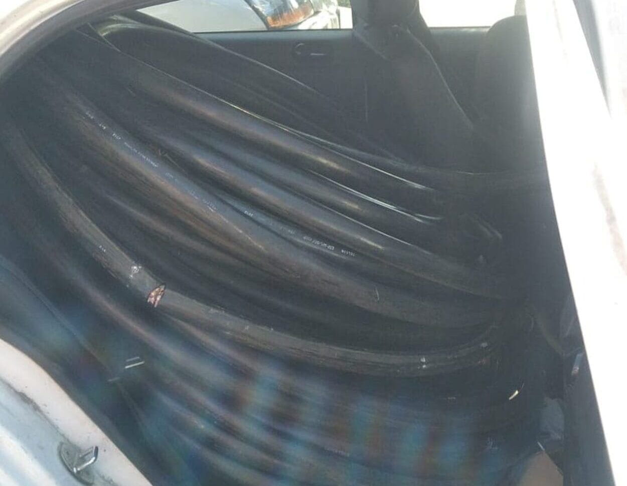 Durante a abordagem, foram encontrados nos veículos mais de 100 metros de cabos furtados