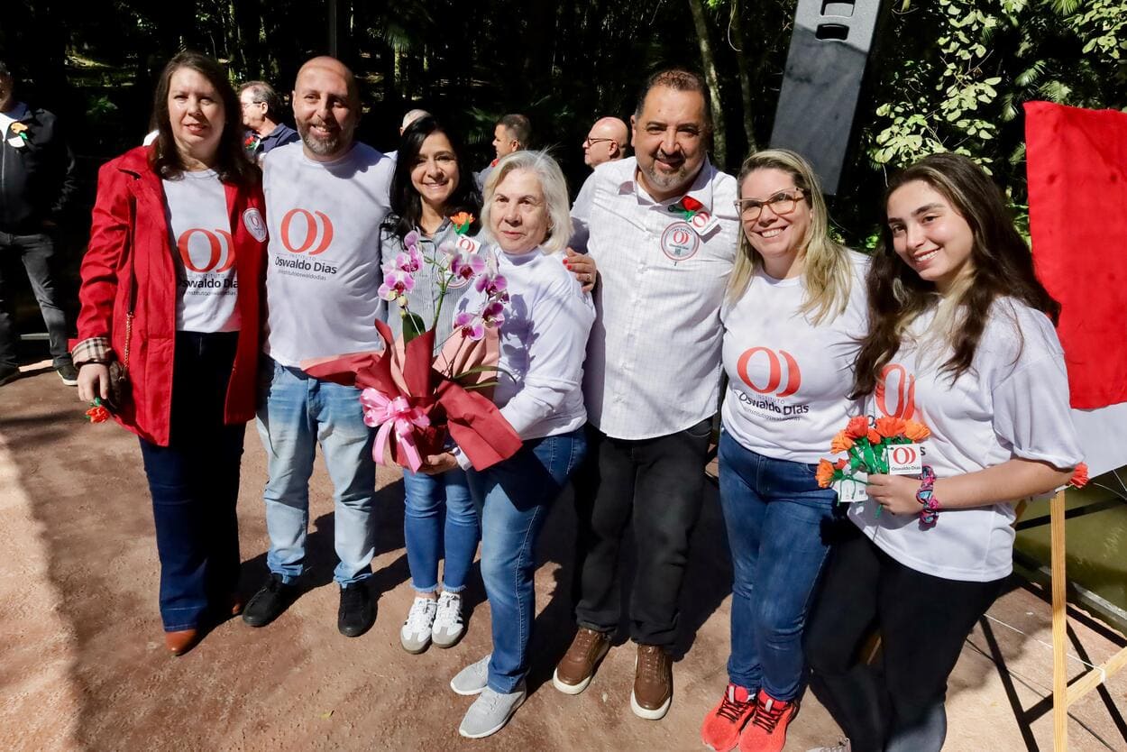 Na entrada do parque, família, autoridades, antigos colaboradores e admiradores de Oswaldo Dias se reuniram para fazer a homenagem