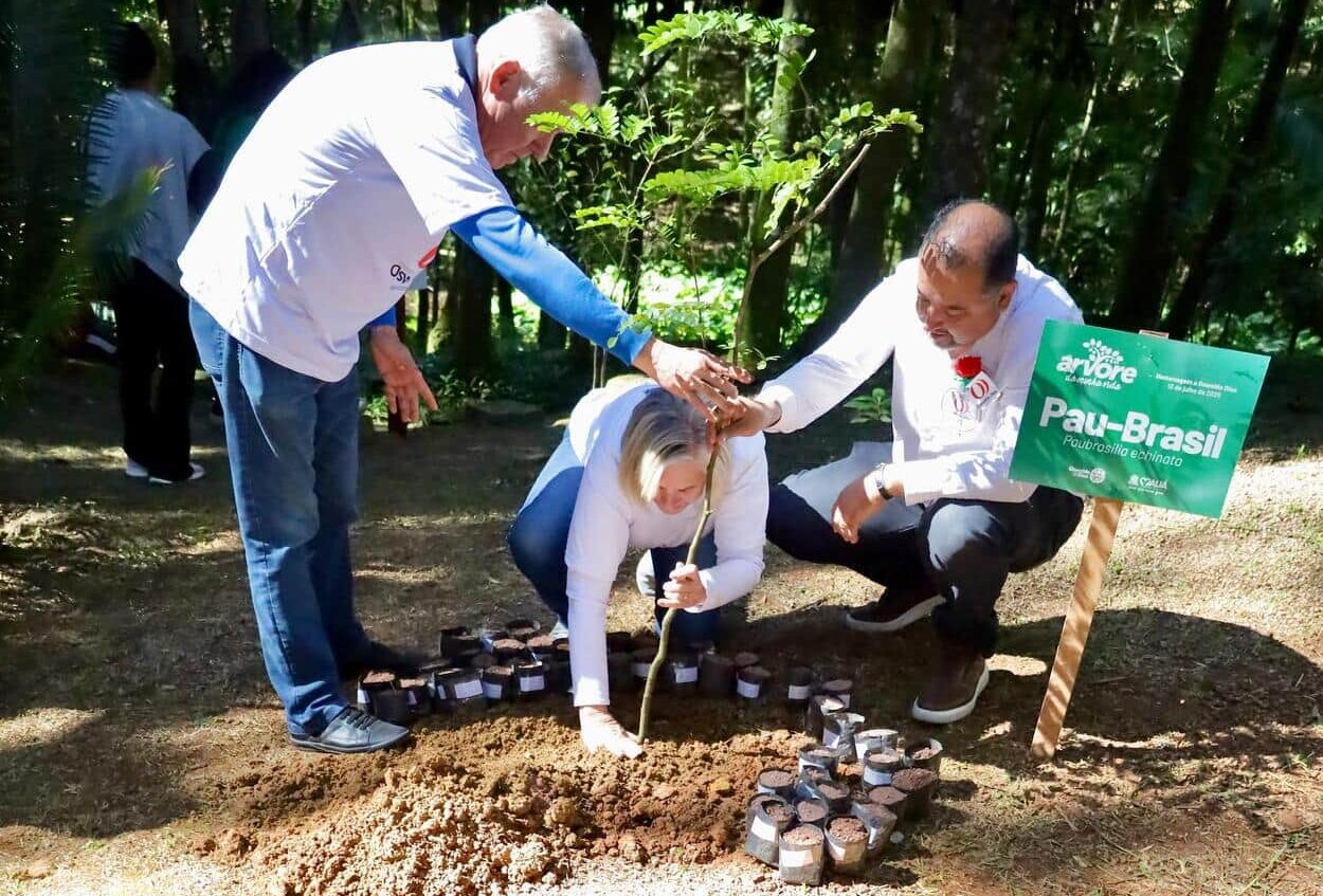 Na entrada do parque, família, autoridades, antigos colaboradores e admiradores de Oswaldo Dias se reuniram para fazer a homenagem
