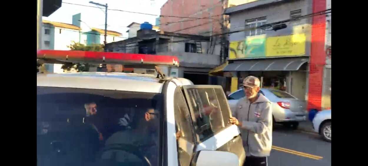  Padrasto do jovem Lucas é hostilizado ao chegar em Delegacia de São Bernardo