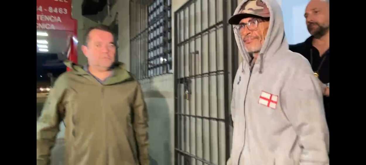 Padrasto acusado de envenenar enteado sai porta porta da frente da delegacia em SBC