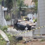 Três mulheres ficam feridas em acidente na Anchieta; carro capota e invade pátio da Volks