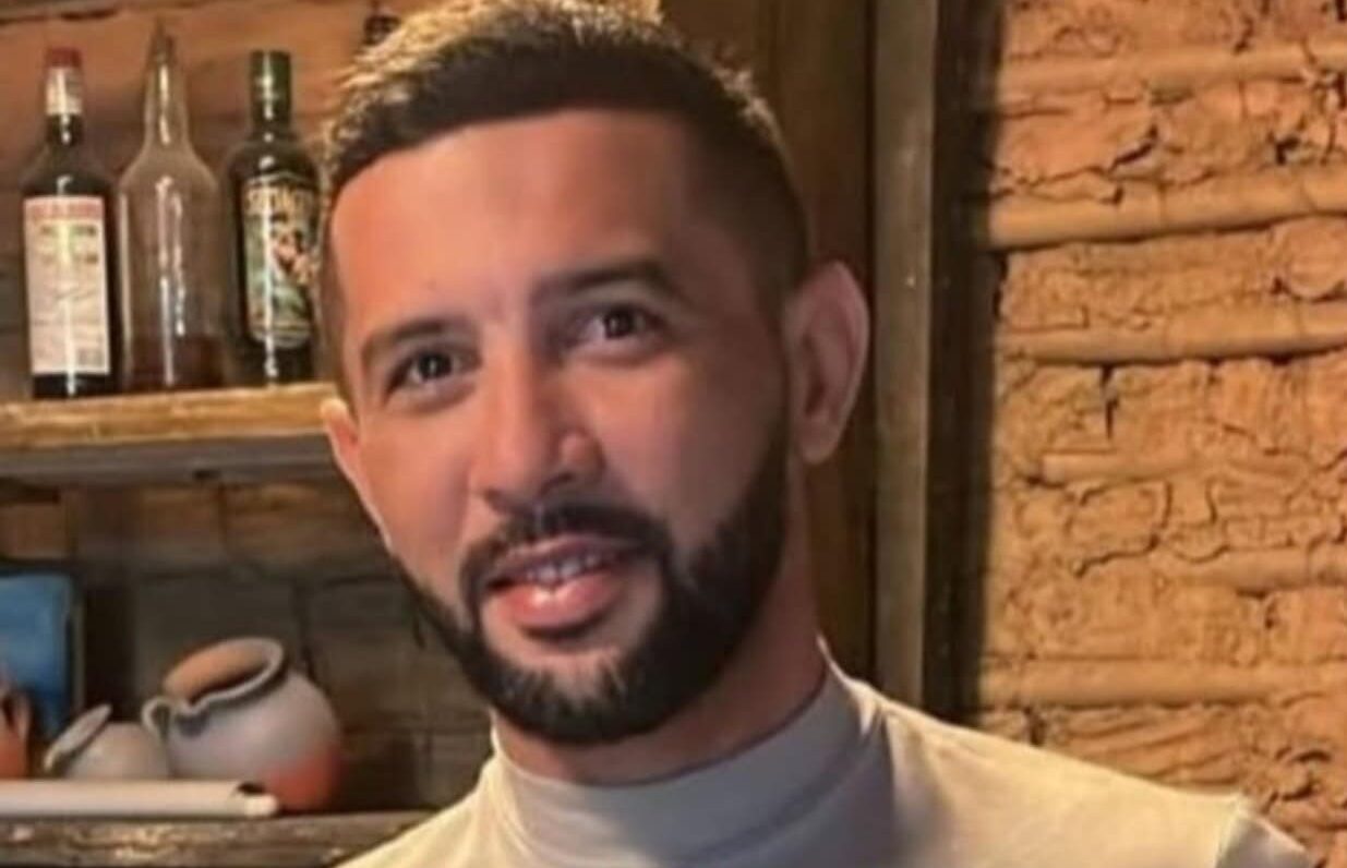 Francisco Davi Marques Carvalho, de 33 anos, foi encontrado sem vida com quatro perfurações nas costas.