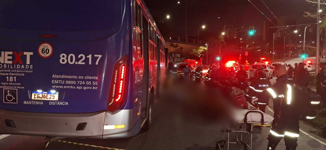 Em Santo André, motociclista morre em acidente com ônibus na Praça IV Centenário