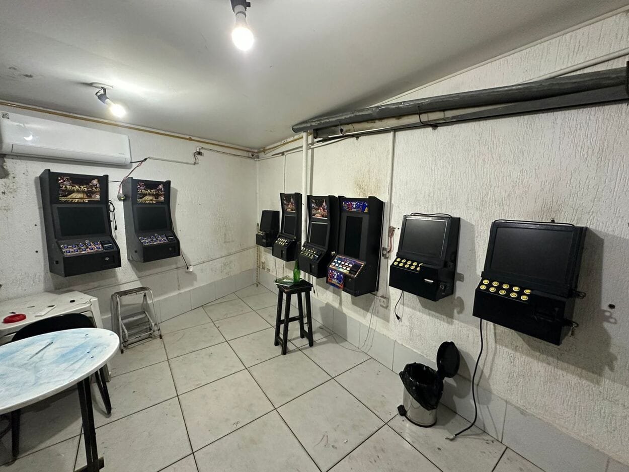 Polícia Militar flagra 14 maquinhas de jogos de azar em bar de São Bernardo