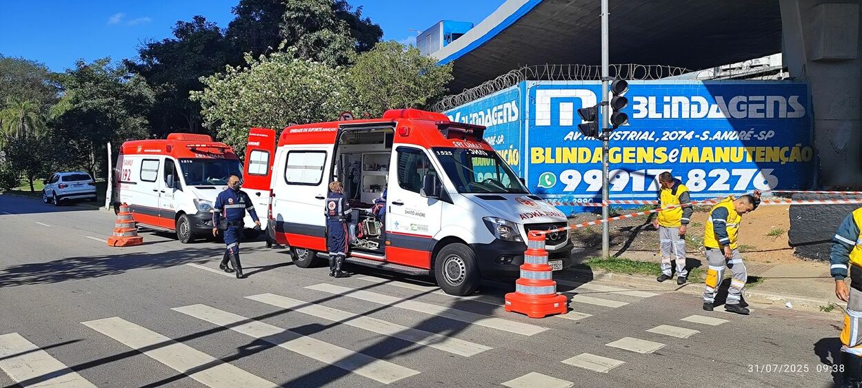 Rapaz de 30 anos perde a vida ao colidir moto em poste em Santo André