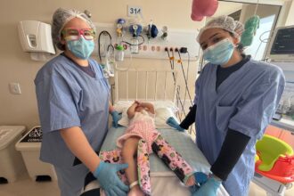 Hospital da Mulher de São Bernardo celebra desenvolvimento de bebê prematura com uso de órtese personalizado