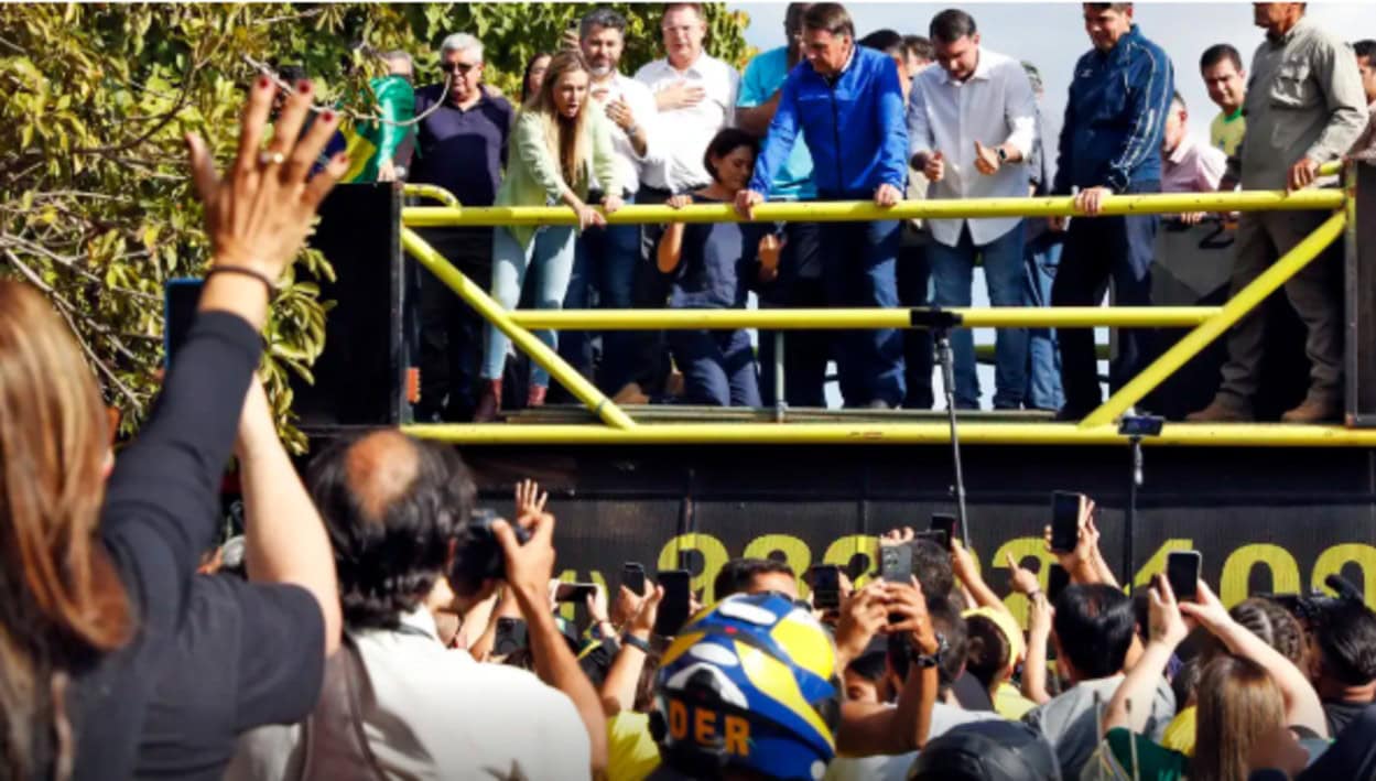 Ex-presidente Jair Bolsonaro acompanhou percurso em trio elétrico pelas ruas do Distrito Federal