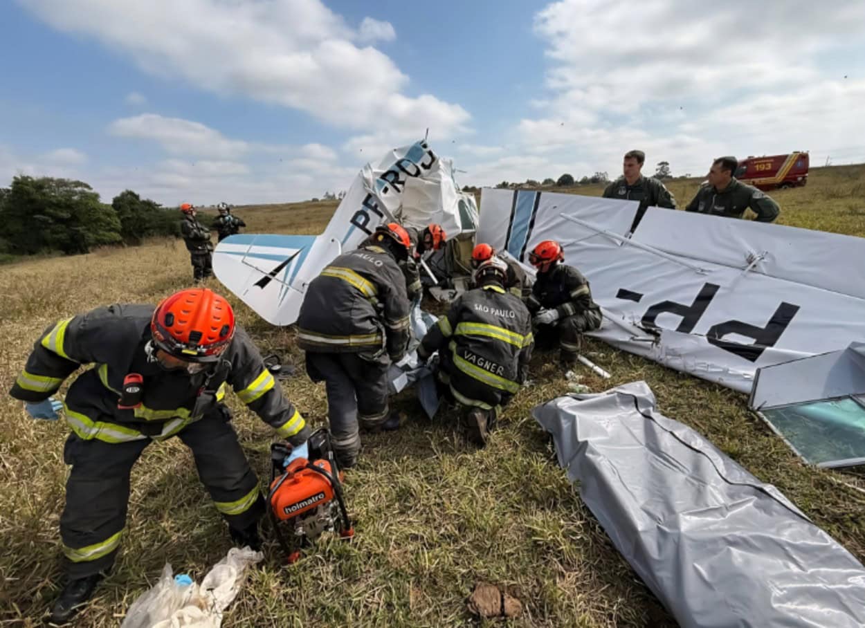Corpo de Bombeiros atende ocorrência da queda do avião em Rio Preto (SP) nesta terça-feira (1º)