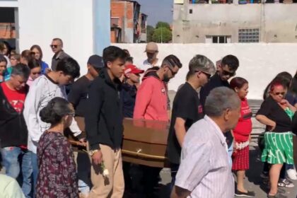 Lucas é sepultado em SBC sob forte comoção e cemitério é pichado com pedido de justiça