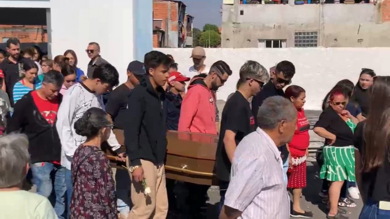Lucas é sepultado em SBC sob forte comoção e cemitério é pichado com pedido de justiça 