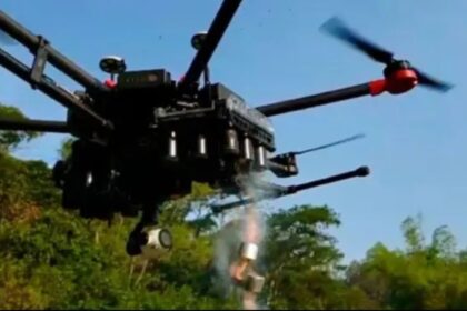 Diadema adquire drone que lança bombas de gás lacrimogêneo  dispersa pessoa.
