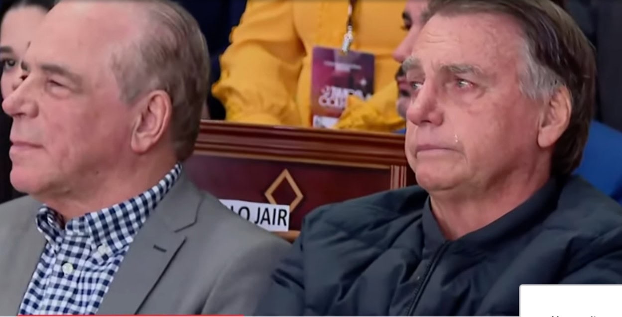 Bolsonaro participa de culto e chora após declaração de Michelle em igreja