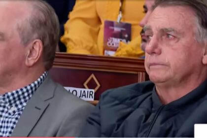 Bolsonaro participa de culto e chora após declaração de Michelle em igreja