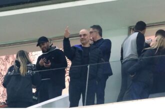 Moraes é vaiado em jogo entre Corinthians e Palmeiras e responde com dedo do meio