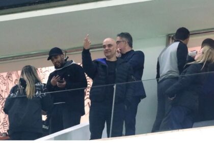 Moraes é vaiado em jogo entre Corinthians e Palmeiras e responde com dedo do meio