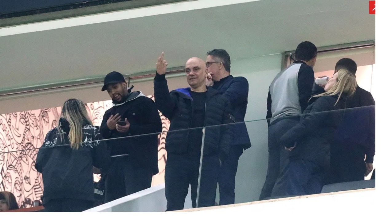 Moraes é vaiado em jogo entre Corinthians e Palmeiras e responde com dedo do meio