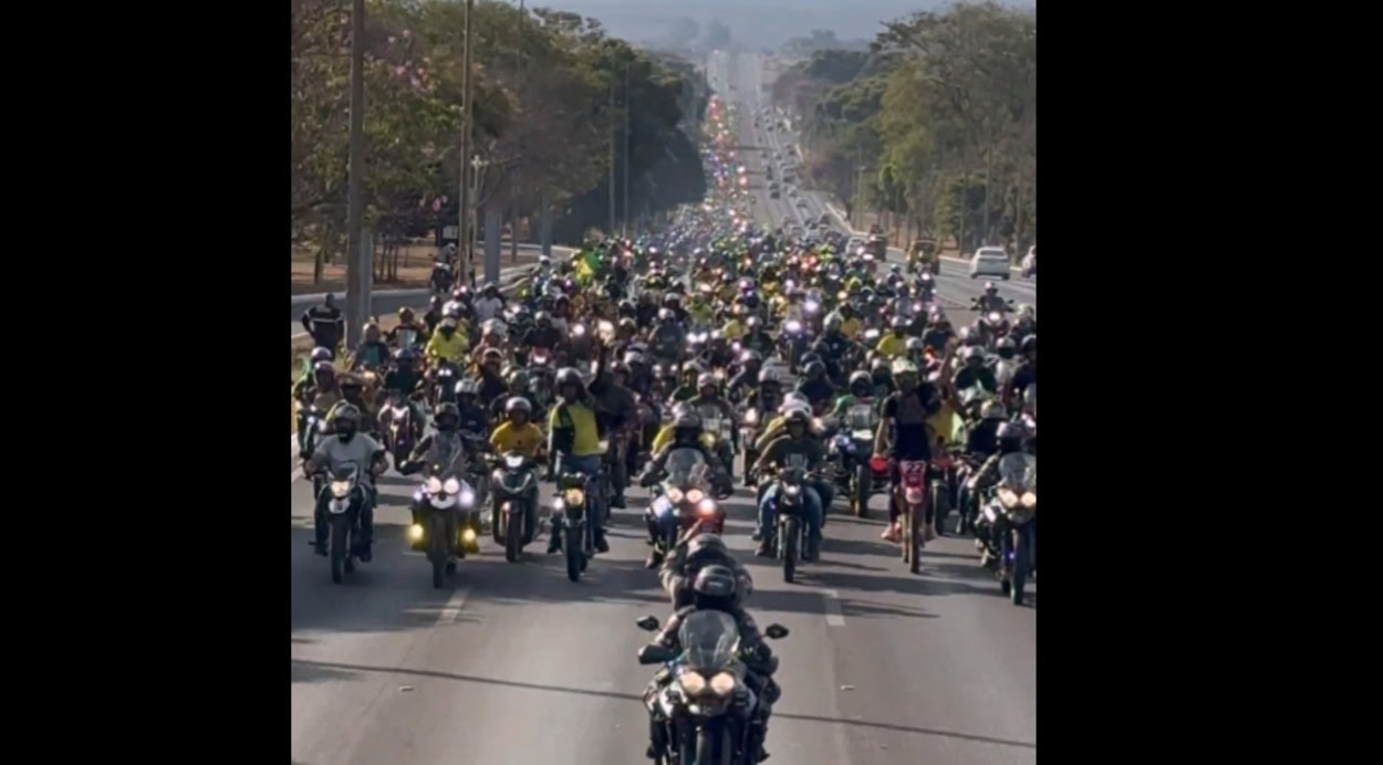 Bolsonaro participa de motociata em Brasília