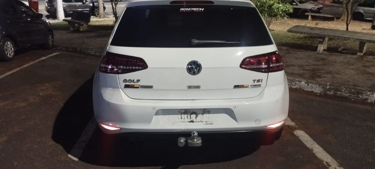 PM de folga flagra suspeito tentando retirar placas de veículo roubado em São Bernardo